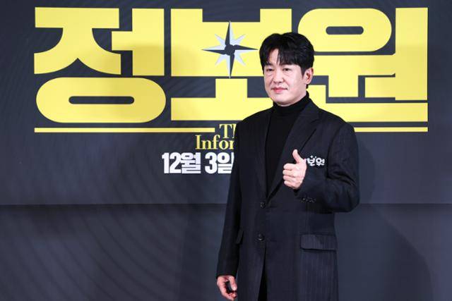 배우 허성태가 11월 20일 오후 서울 용산구 CGV용산아이파크몰에서 열린 영화 '정보원' 언론시사회 및 기자간담회에서 포즈를 취하고 있다. 연합뉴스
