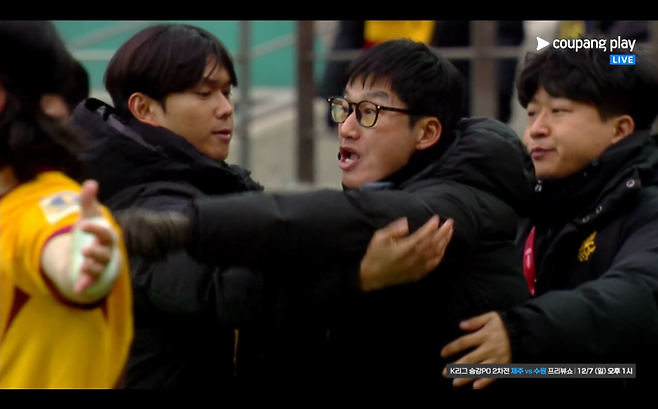 이정효 광주 감독(가운데)이 6일 서울월드컵경기장에서 열린 전북과의 2025 하나은행 코리아컵 결승전 전반전 중 주심에게 항의하다 레드카드를 받았다. 사진=쿠팡플레이 갈무리