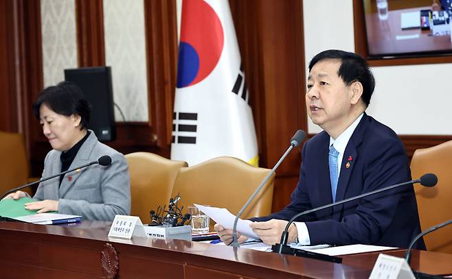 경제관계장관회의 겸 물가관계장관회의
(서울=연합뉴스) 김인철 기자 = 구윤철 경제부총리 겸 기획재정부 장관(오른쪽)이 2일 서울 종로구 정부서울청사에서 열린 경제관계장관회의 겸 물가관계장관회의에서 발언하고 있다. 2025.12.2