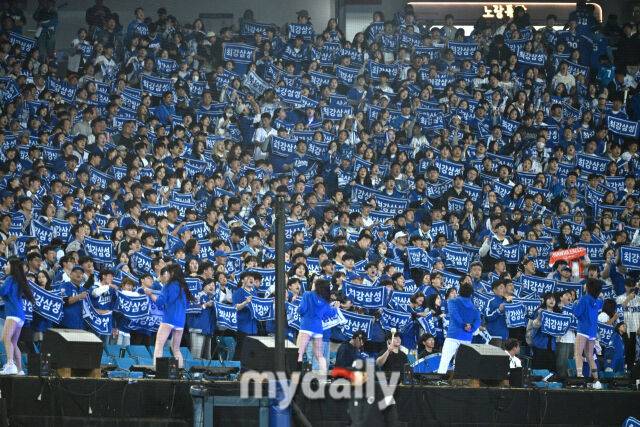 22일 대구 삼성라이온즈파크에서 열린 '2025 신한 SOL BANK KBO 포스트 시즌' 삼성 라이온즈와 한화 이글스 플레이오프(PO) 4차전 경기.삼성 야구팬의 응원 물결./마이데일리