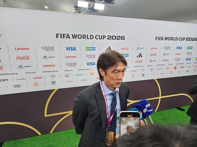 홍명보 축구대표팀 감독이 미국 워싱턴DC 케네디센터에서 열린 2026 북중미 월드컵 조추첨식을 마친 뒤 공동취재구역에서 인터뷰하고 있다. 연합뉴스