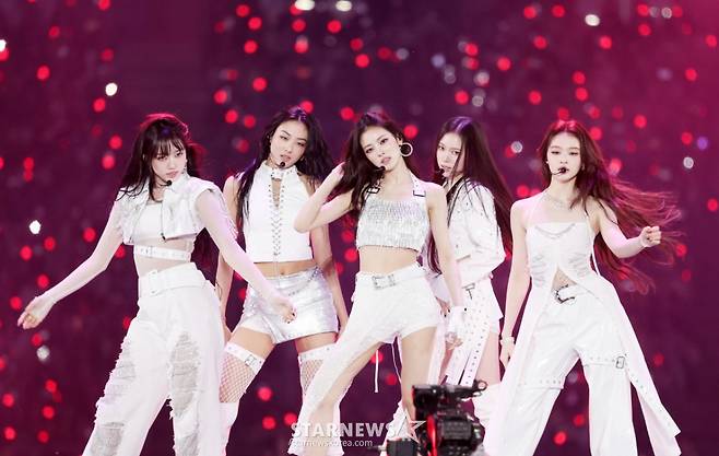 그룹 미야오가 6일 대만 가오슝 내셔널 스타디움에서 진행된 스타뉴스 주최 '10주년 아시아 아티스트 어워즈 2025(10th Anniversary Asia Artist Awards 2025, '10주년 AAA 2025')에서 멋진 무대를 선보이고 있다. 12월 6일~7일 양일에 걸쳐 가오슝 내셔널 스타디움에서 펼쳐지는 '10주년 아시아 아티스트 어워즈 2025(10th Anniversary Asia Artist Awards 2025, '10주년 AAA 2025')'와 페스타 'ACON 2025'는 MTN(머니투데이방송)과 위버스(Weverse)를 통해 각각 TV와 온라인 스트리밍으로 생중계 된다. /2025.12.06 /사진=김휘선 hwijpg@