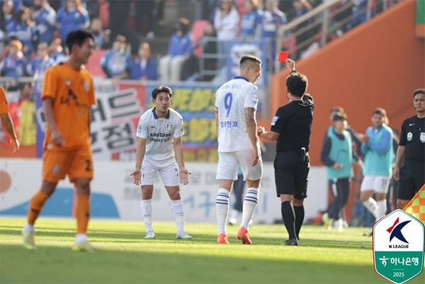 7일 오후 제주월드컵경기장에서 열린 제주SK와 수원삼성의 승강 플레이오프 2차전 경기에서 송민석 주심이 이기제에게 레드카드를 꺼내들어 보이고 있다 (사진=한국프로축구연맹)