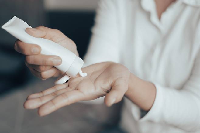 핸드크림은 얼굴용 보습제보다 미네랄 오일·실리콘·시어버터·바셀린 등 유분이 많은 성분의 함량이 높다. 사진=게티이미지뱅크