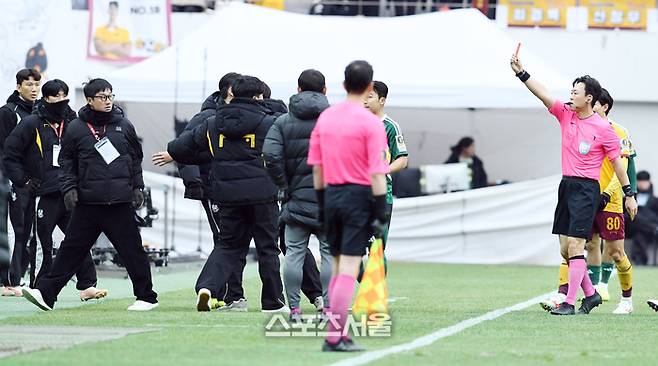 광주FC 이정효 감독(맨 왼쪽)이 6일 서울월드컵경기장에서 열린 2025 하나은행 코리아컵 전북 현대와의 결승전에서 박병진 주심으로부터 레드 카드를 받고 있다. 2025. 12. 6. 박진업 기자 upandup@sporttsseoul.com