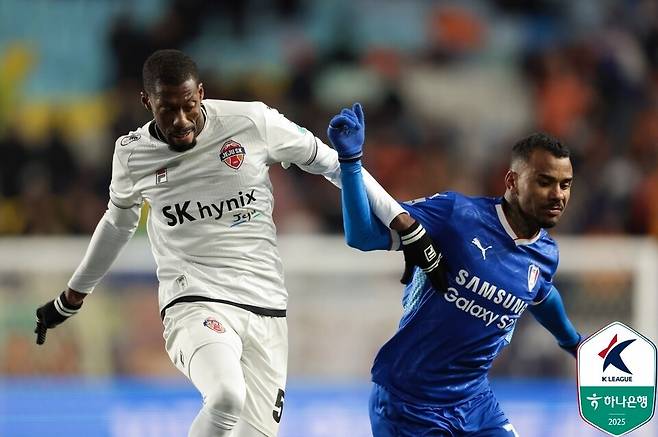 수원삼성 세라핌(오른쪽)이 지난 3일 수원월드컵경기장에서 치러진 /사진=한국프로축구연맹