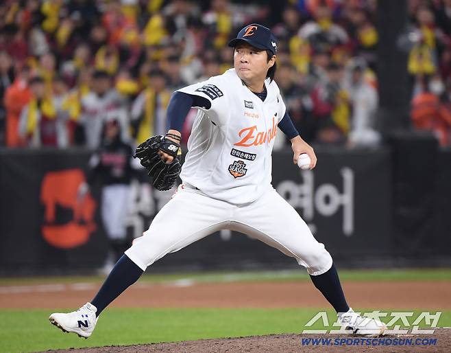 29일 대전 한화생명볼파크에서 열린 LG와 한화의 한국시리즈 3차전. 8회초 김범수가 투구하고 있다. 대전=정재근 기자 cjg@sportschosun.com/2025.10.29/