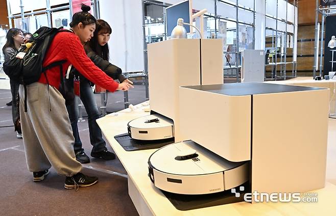 13일 서울 강남구 코엑스에서 열린 디자인코리아에서 참관객이 삼성전자의 AI물걸레 로봇청소기 '비스포크AI 스팀90 시리즈'를 살펴보고 있다. 이동근기자 foto@etnews.com
