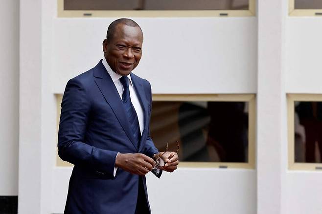 지난 2022년 7월27일 베냉 코토누에 있는 마리나궁에서 대통령 파트리스 탈롱 베넹 대통령이 프랑스 대통령을 맞이 하기 위해 나서고 있다. AFP 연합뉴스