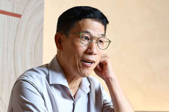 진중권 교수가 지난해 8월 서울 마포구 성산동 한 카페에서 중앙일보와 인터뷰 하고 있다. 김종호 기자