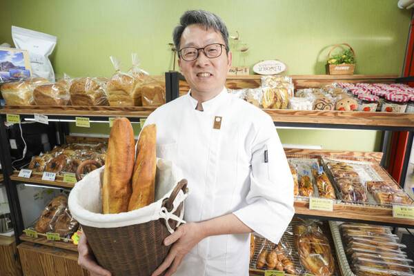 고재영빵집의 고재영 대표가 자신이 만든 빵을 들고 포즈를 취하고 있다. 홍기웅기자