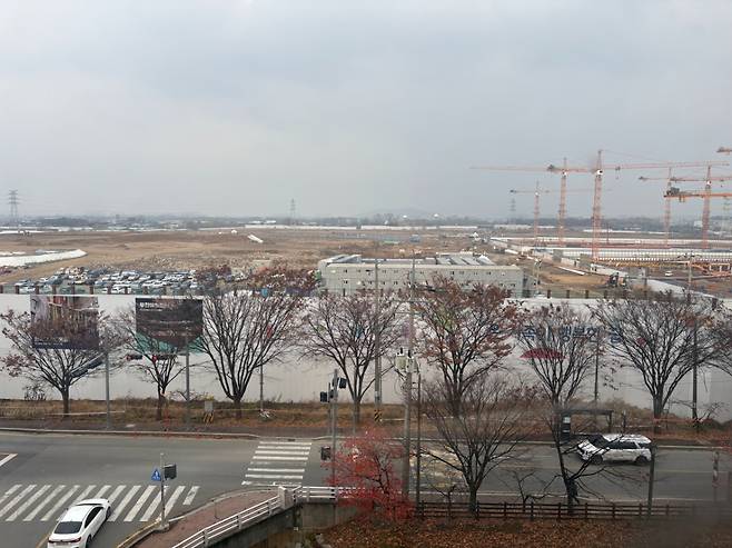 SK하이닉스 입주가 예정된 3기 신도시 부천대장지구. 타워크레인 9여 대만 설치된 공정률 5.5%의 상태를 벗어나지 못하고 있다. 이곳의 입주시점은 당초 내년에서 2027년으로 밀렸다/사진=김효정 기자