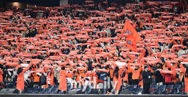 31일 오후 대전 한화생명 볼파크에서 진행된 '2025 신한 SOL Bank KBO 한국시리즈 5차전' LG트윈스-한화 이글스와의 경기. 한화 팬들이 응원을 펼치고 있다./마이데일리