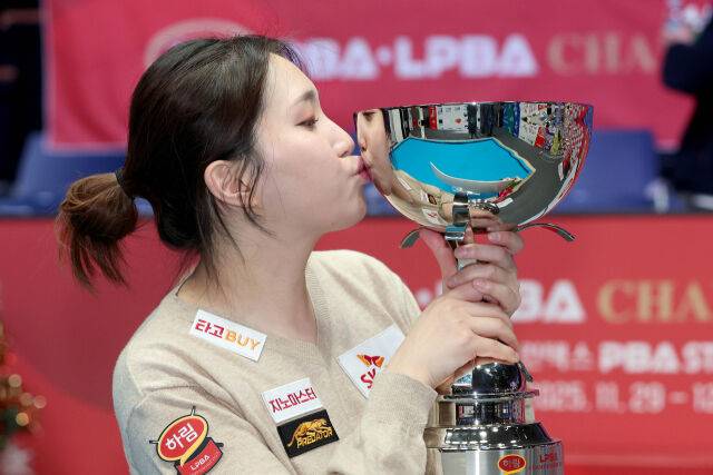 강지은이 시상식에서 트로피에 입을 맞추고 기념 사진을 찍고 있다./PBA