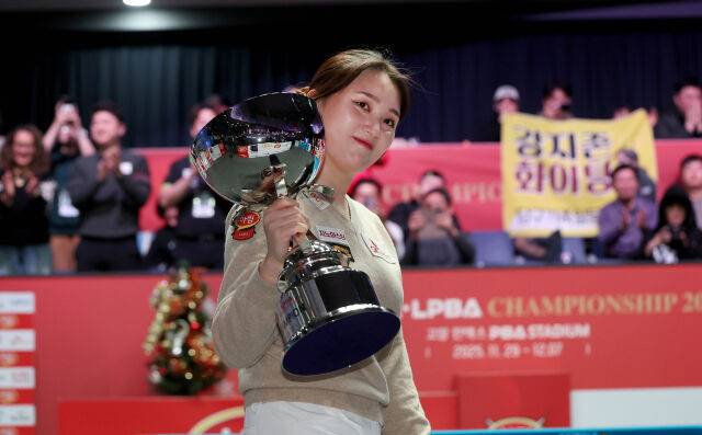 강지은이 우승 트로피를 들고 기념 사진을 찍고 있다./PBA