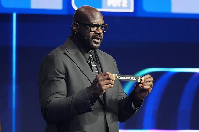 미국 프로농구 스타 샤킬 오닐이 6일 오전 2시(한국시간) 미국 워싱턴DC의 케네디센터에서 열린 2026 국제축구연맹(FIFA) 북중미월드컵 조 추첨식에서 한국의 띠를 펼쳐 보이고 있다. AP연합뉴스