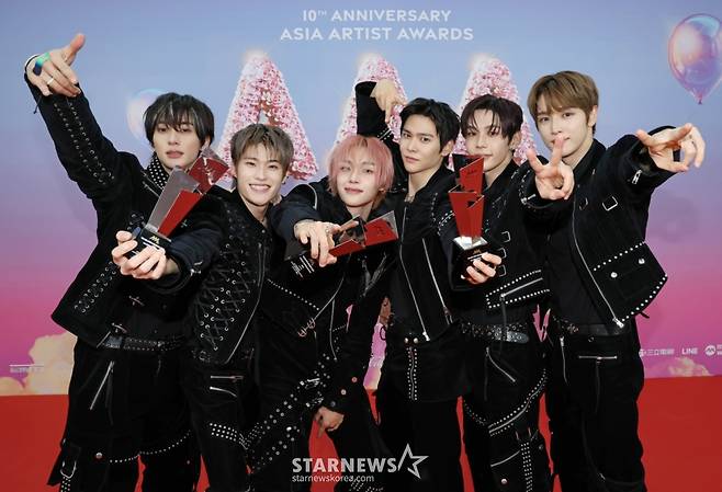 그룹 라이즈가 6일 가오슝 내셔널 스타디움에서 진행된 스타뉴스 주최 '10주년 아시아 아티스트 어워즈 2025(10th Anniversary Asia Artist Awards 2025, '10주년 AAA 2025')에서 대상 올해의 퍼포먼스, 베스트 아티스트, 이모티브 상을 수상한 뒤 포즈를 취하고 있다. 12월 6일~7일 양일에 걸쳐 가오슝 내셔널 스타디움에서 펼쳐지는 '10주년 아시아 아티스트 어워즈 2025(10th Anniversary Asia Artist Awards 2025, '10주년 AAA 2025')'와 페스타 'ACON 2025'는 MTN(머니투데이방송)과 위버스(Weverse)를 통해 각각 TV와 온라인 스트리밍으로 생중계 된다. /2025.12.06 /사진=이동훈 photoguy@