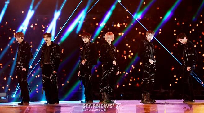 그룹 라이즈가 6일 대만 가오슝 내셔널 스타디움에서 진행된 스타뉴스 주최 '10주년 아시아 아티스트 어워즈 2025(10th Anniversary Asia Artist Awards 2025, '10주년 AAA 2025')에서 멋진 무대를 선보이고 있다. 12월 6일~7일 양일에 걸쳐 가오슝 내셔널 스타디움에서 펼쳐지는 '10주년 아시아 아티스트 어워즈 2025(10th Anniversary Asia Artist Awards 2025, '10주년 AAA 2025')'와 페스타 'ACON 2025'는 MTN(머니투데이방송)과 위버스(Weverse)를 통해 각각 TV와 온라인 스트리밍으로 생중계 된다. /2025.12.06 /사진=김휘선 hwijpg@