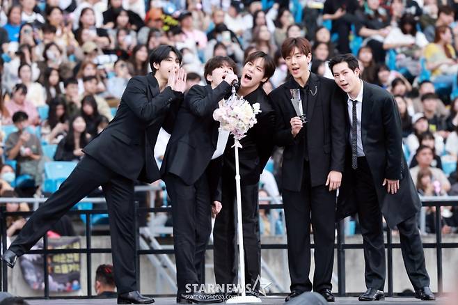 그룹 몬스타엑스가 6일 대만 가오슝 내셔널 스타디움에서 진행된 스타뉴스 주최 '10주년 아시아 아티스트 어워즈 2025(10th Anniversary Asia Artist Awards 2025, '10주년 AAA 2025')에서 AAA Best Artist상을 받고 수상소감을 말하고 있다. /2025.12.06 /사진=임성균 tjdrbs23@