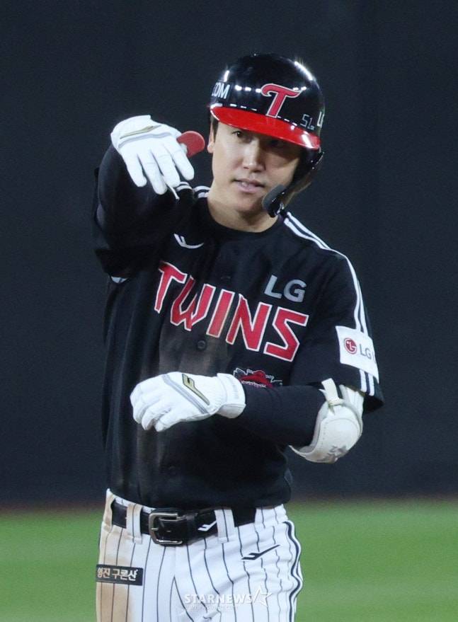 2025 KBO리그 한국시리즈 5차전 한화 이글스 대 LG 트윈스전이 10월 31일 대전 한화생명 볼파크에서 열렸다. LG 구본혁이 7회초 1사에서 우중간 2루타를 날리고 출루한 후 세리머니를 하고 있다. /사진=김진경 대기자