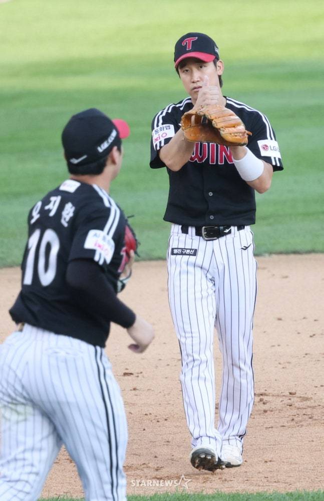 LG 구본혁(오른쪽)과 오지환. /사진=김진경 대기자
