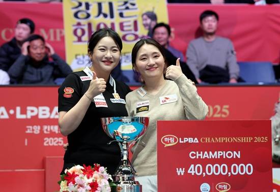 강지은과 김민아가 기념사진을 찍고 있다. PBA
