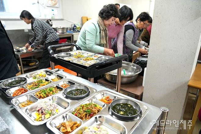 8일 열린 '제미(濟味)담은 간편식' 경로당 급식 품평회.