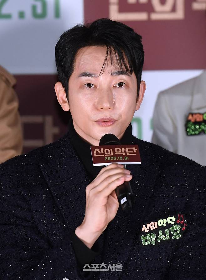 배우 박시후가 8일 서울 용산구 CGV 아이파크몰에서 진행된 영화 ‘신의 악단’ 제작보고회에서 사회자의 질문에 답을 하고 있다. 영화 ‘신의 악단’은 대북 제재로 자금줄이 막힌 북한이 국제사회로부터 2억 달러 지원을 얻기 위해 북한 최초의 가짜 찬양단을 창설하면서 벌어지는 이야기를 담은 작품으로 배우 박시후, 정진운, 태항호, 장지건, 한정완, 문경민, 고혜진, 최선자, 서동원, 강승완, 신한결 등이 출연하며 김형협 감독이 연출을 맡았다. 2025. 12. 8. 박진업 기자 upandup@sportsseoul.com