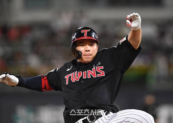 LG 문성주가 수원케이티위즈파크에서 열린 2025 KBO리그 KT와 더블헤더 2차전 4회초 2사 1,2루 상황에서 KT 선발 패트릭을 상대로 2타점 3루타를 치고 슬라이딩을 하고 있다. 수원 | 박진업 기자 upandup@sportsseoul.com