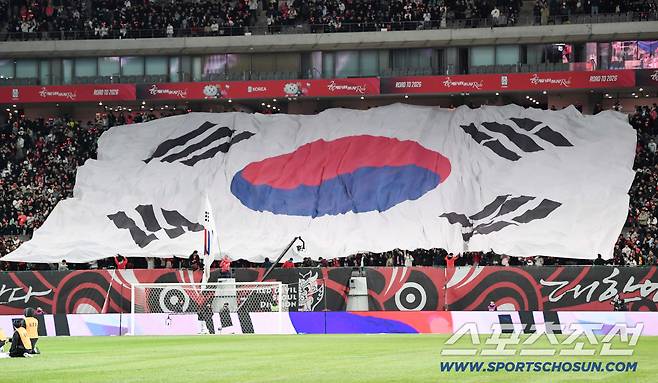 18일 서울월드컵경기장에서 열린 한국과 가나의 축구대표팀 평가전. 국민의례 때 대형 태극기가 펼쳐지고 있다. 상암=정재근 기자 cjg@sportschosun.com/2025.11.18/