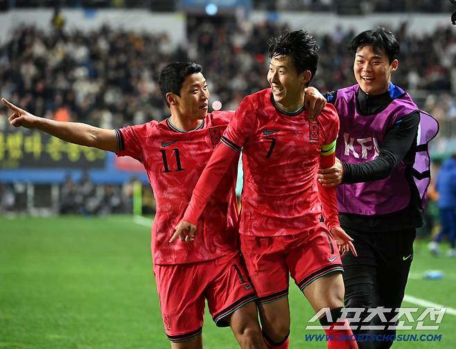 14일 대전월드컵경기장에서 열린 대한민국과 볼리비아의 A매치 평가전. 손흥민이 프리킥 선제골을 터뜨리고 기쁨을 나누고 있다. 대전=허상욱 기자wook@sportschosun.com/2025.11.14/