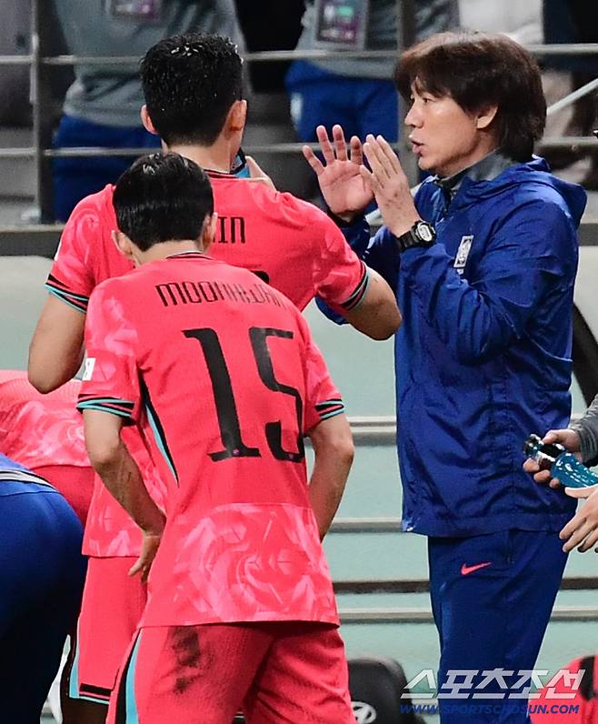 14일 서울월드컵경기장에서 열린 축구대표팀과 파라과이의 평가전. 후반전 추가 득점 후 선수들에게 작전을 전달하는 홍명보 감독. 상암=송정헌 기자songs@sportschosun.com/2025.10.14/