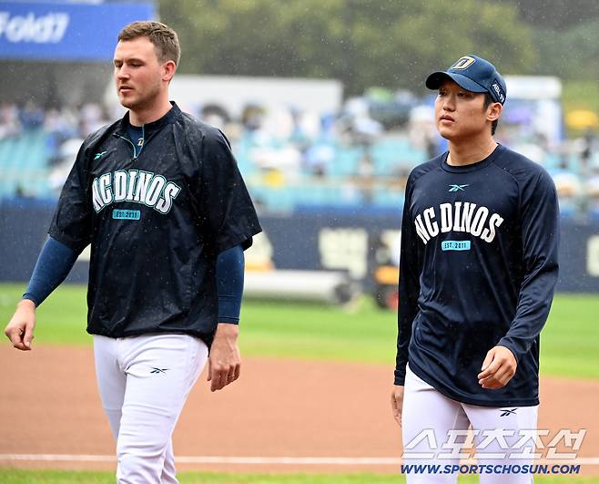 7일 대구삼성라이온즈파크에서 열린 NC와 삼성의 와일드카드 2차전, 경기 시작을 앞두고 그라운드에 비가 내려 경기개시가 지연됐다. 더그아웃으로 향하는 라일리와 구창모의 모습. 대구=허상욱 기자wook@sportschosun.com/2025.10.07/