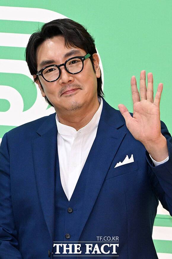 소년범 전력이 밝혀지자 은퇴를 택한 배우 조진웅을 두고 사회 각계에서 논쟁이 뜨겁다. 사진은 조진웅이 지난 6월 서울 서대문구 연세대학교 대강당에서 진행된 제22회 서울국제환경영화제 개막식 포토콜에 참석해 포즈를 취하는 모습. /남용희 기자