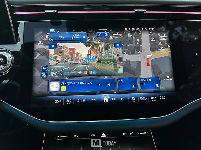 비상등 위치는 미리 알아 둘 필요가 있다. 작은 편이니 잘 눌러야 한다.