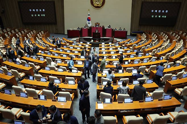 지난 9월 28일 더불어민주당 의원들이 서울 여의도 국회 본회의에서 '국회에서의 증언·감정 등에 관한 법률 일부개정법률안(대안)에 대한 김은혜 국민의힘 의원의 반대 무제한 토론(필리버스터)이 시작되자 회의장을 빠져나가고 있다./뉴시스