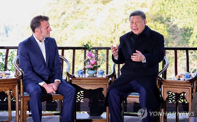 지난 5일 쓰촨성 청두 두장옌에서 시진핑 중국 국가주석(오른쪽)과 에마뉘엘 마크롱 프랑스 대통령이 대화를 나누고 있다. 연합뉴스