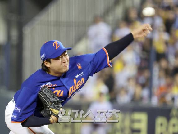 10일 오후 잠실야구장에서 열린 2025 프로야구 한화와 LG 경기. 한화 투수 김범수가 8회 등판해 역투하고 있다. 잠실=정시종 기자 /2025.08.10.