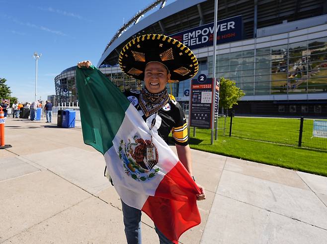 <yonhap photo-0780=""> Pittsburgh Steelers international fan Juan Soto of Morelia, Mexico, heads into Empower Field at Mile High before an NFL football game against the Denver Broncos Sunday, Sept. 15, 2024, in Denver .(AP Photo/David Zalubowski)/2024-09-16 04:07:26/ <저작권자 ⓒ 1980-2024 ㈜연합뉴스. 무단 전재 재배포 금지, AI 학습 및 활용 금지></yonhap>