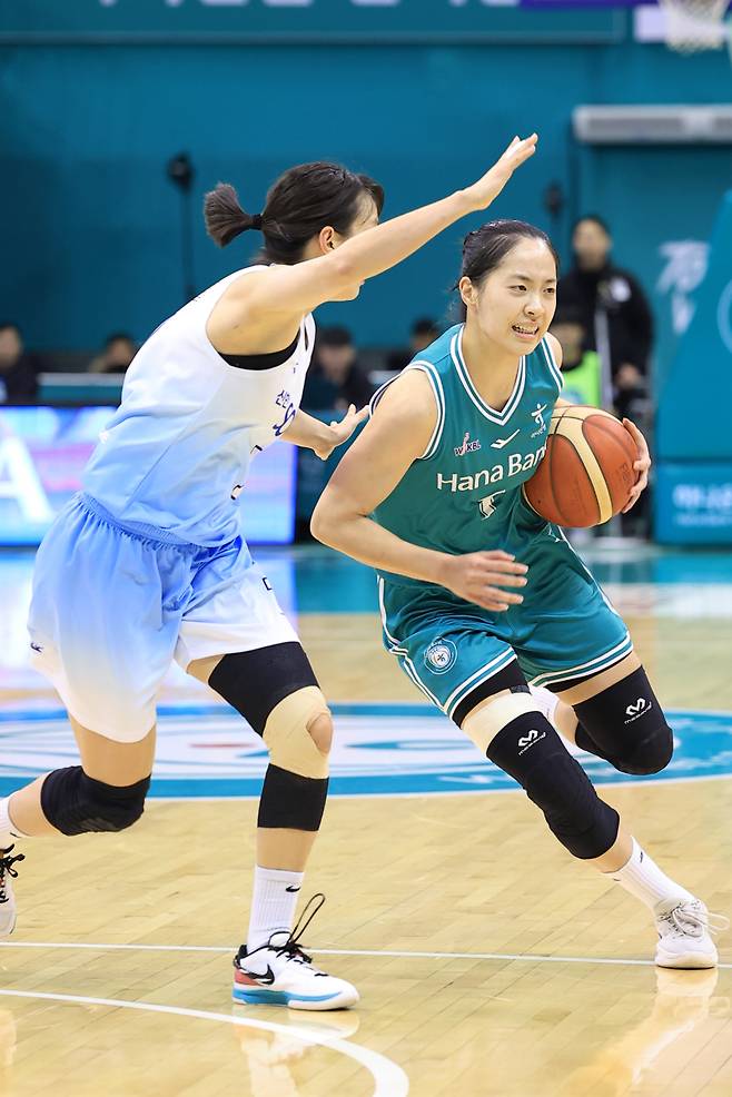 부천 하나은행 박소희가 드리블하는 모습. 사진=WKBL