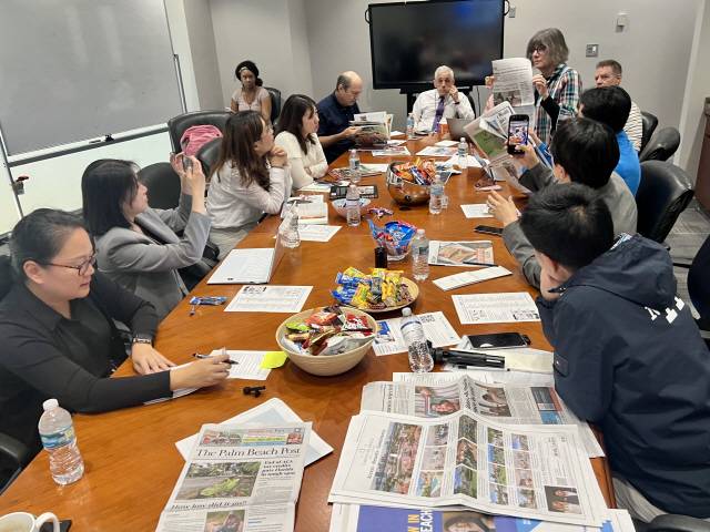 ▲ 미국 플로리다주 지역 언론사인 팜비치 포스트(The Palm Beach Post)의 각 부서 파트장들이 지난달 13일(현지시간) 국내 ‘KPF 디플로마 취재단’에게 언론사 편집방향 및 조직 구성 등에 대해 설명하고 있다. 미국 플로리다 마이애미/이세훈 기자