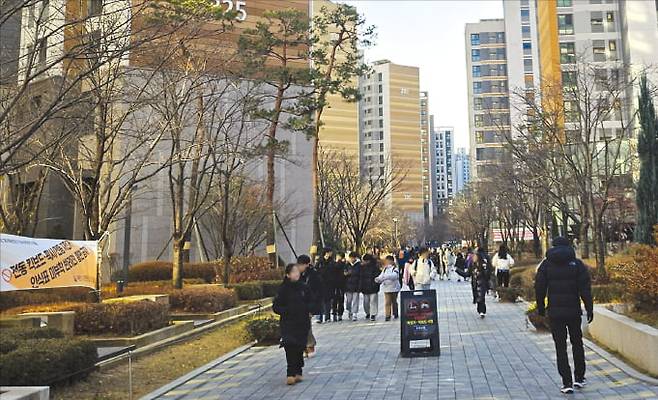 서울 강동구 ‘고덕아르테온’ 아파트 입주민과 인근 주민들이 지난 5일 단지 내 400m 길이의 공공보행로 ‘아랑길’을 걷고 있다. 김영리 기자