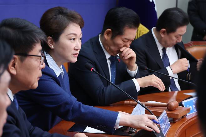 더불어민주당 최고위원인 서삼석·이언주 의원과 정청래 당대표, 김병기 원내대표(왼쪽부터)가 지난 5일 국회에서 열린 민주당 최고위원회의에 참석했다. 연합뉴스