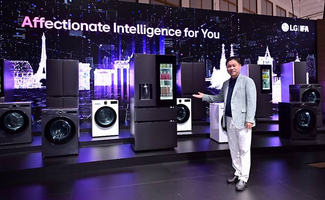 류재철 LG전자 CEO가 9월 열린 IFA 2025에 마련된 LG전자 부스에서 ‘LG AI홈’을 설명하고 있다. LG전자 제공