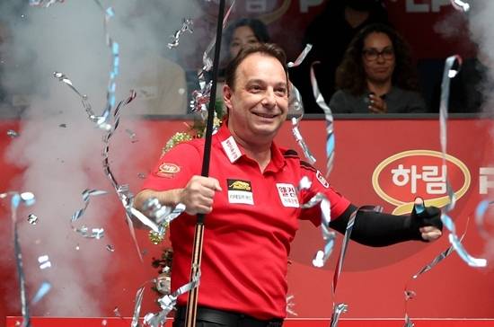 고비마다 장타를 터뜨린 산체스가 7일 하림PBA챔피언십 결승에서 강동궁을 세트스코어 4:2로 물리치고 우승, 개인통산 3승째를 거뒀다. 우승을 확정한 후 환호하는 산체스. (사진=PBA)