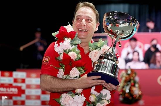 우승한 산체스가 우승트로피와 꽃다발을 든채 포즈를 취하고 있다. (사진=PBA)