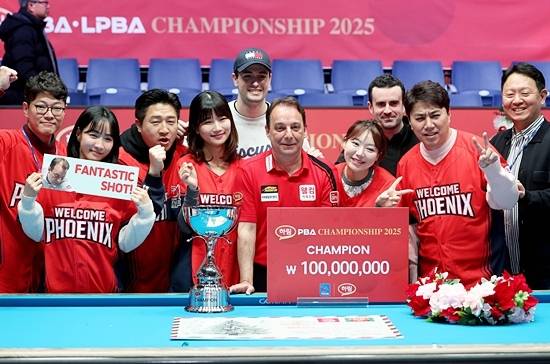 산체스가 소속팀 웰컴저축은행 선수 및 관계자와 기념촬영하고 있다. (사진=PBA)