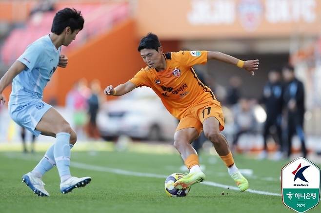 김승섭(사진 오른쪽). 사진=한국프로축구연맹
