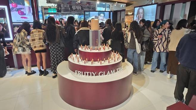 대만 타이베이 신광미츠코시 백화점 신이 플레이스 A11점 정문 앞에 마련한 K뷰티 브랜드 Laka(라카) 팝업 매장에 대만 고객들이 찾아 제품을 체험하고, 물건을 구매하고 있다. /사진=유엄식 기자