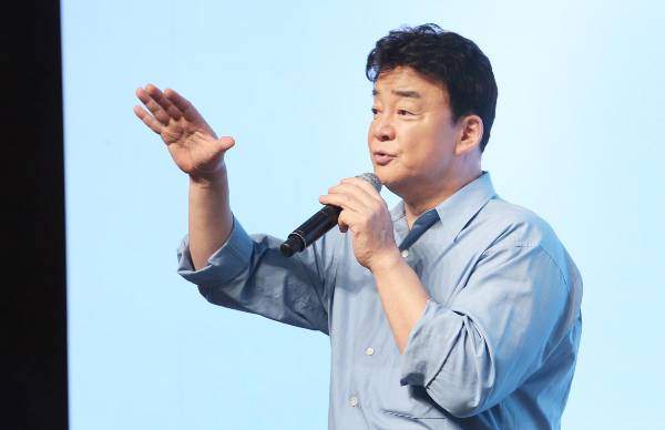 백종원 더본코리아 대표가 넷플릭스 '흑백요리사' 두 번째 시즌 기자간담회에 불참한다. 사진은 백종원 더본코리아 대표가 서울 중구 장충동에서 열린 더본코리아 TBK(The Born Korea) 글로벌 B2B 소스 론칭 기자간담회에서 발표하는 모습. /사진=뉴시스